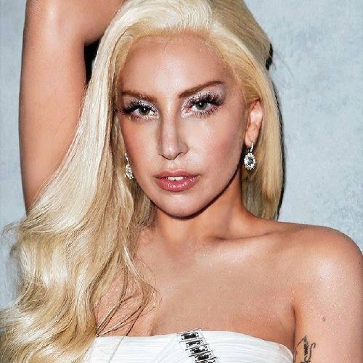 Soy Little Monster & Directioner y una super persona :)si no lo eres no importa ;) igual sigueme y te sigo FOLLOW ME & FOLLOW BACK