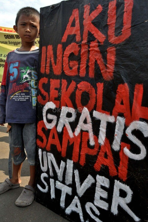 Rakyat tidak bodoh, Rakyat tidak mau dibodoh-bodohkan | Rakyat ingin sejahtera, Rakyat tidak mau sengsara | Rakyat hanya butuh hidup layak