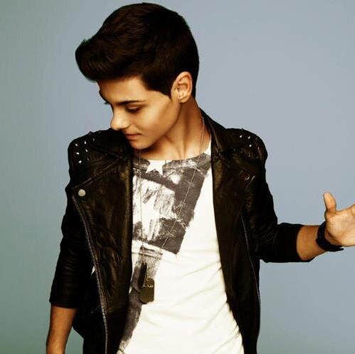 Somos dos abrahamers unidas por el gran @AbrahamMateoMus. Su música nuestra adicción.