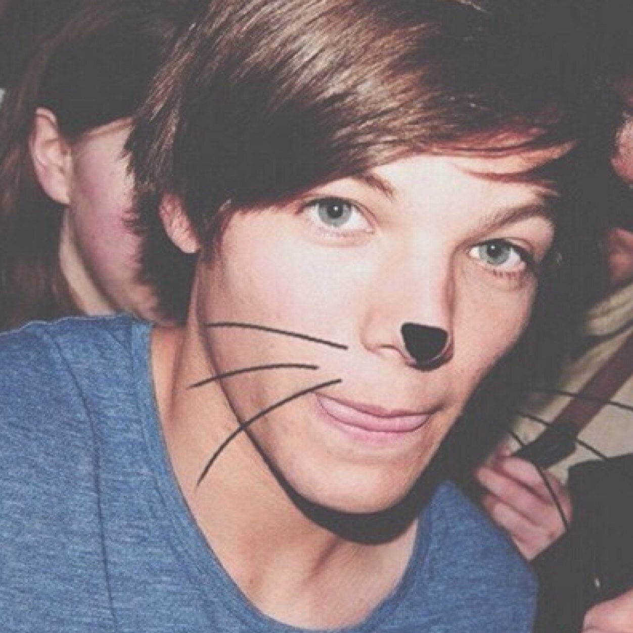 hi yes i know this is annoying but hey if you do follow @gyspyniall i will fav 5 of your tweets :))