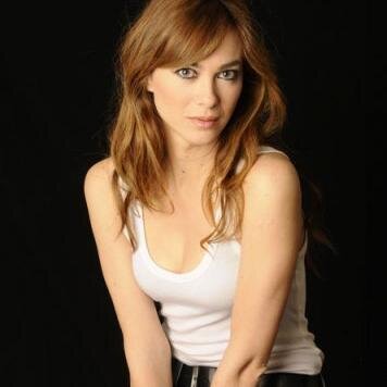 32. Hermana mayor de Joana. Vengo a SA para buscarla, aunque ella no sabe que existo.