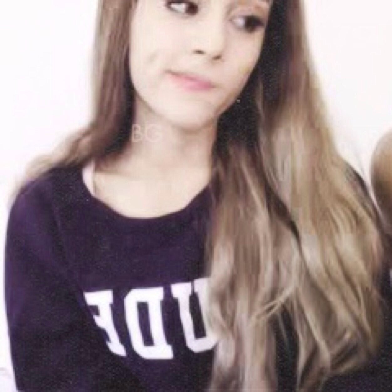 FOLLOW @HEMMOLICI0US PLEASE I LOVE YOU