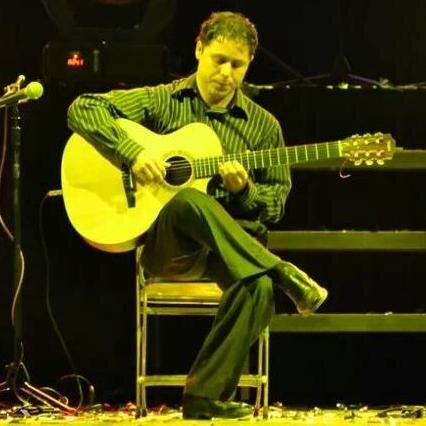 Apasionado y dedicado a colorear la musicalidad de la guitarra clásica