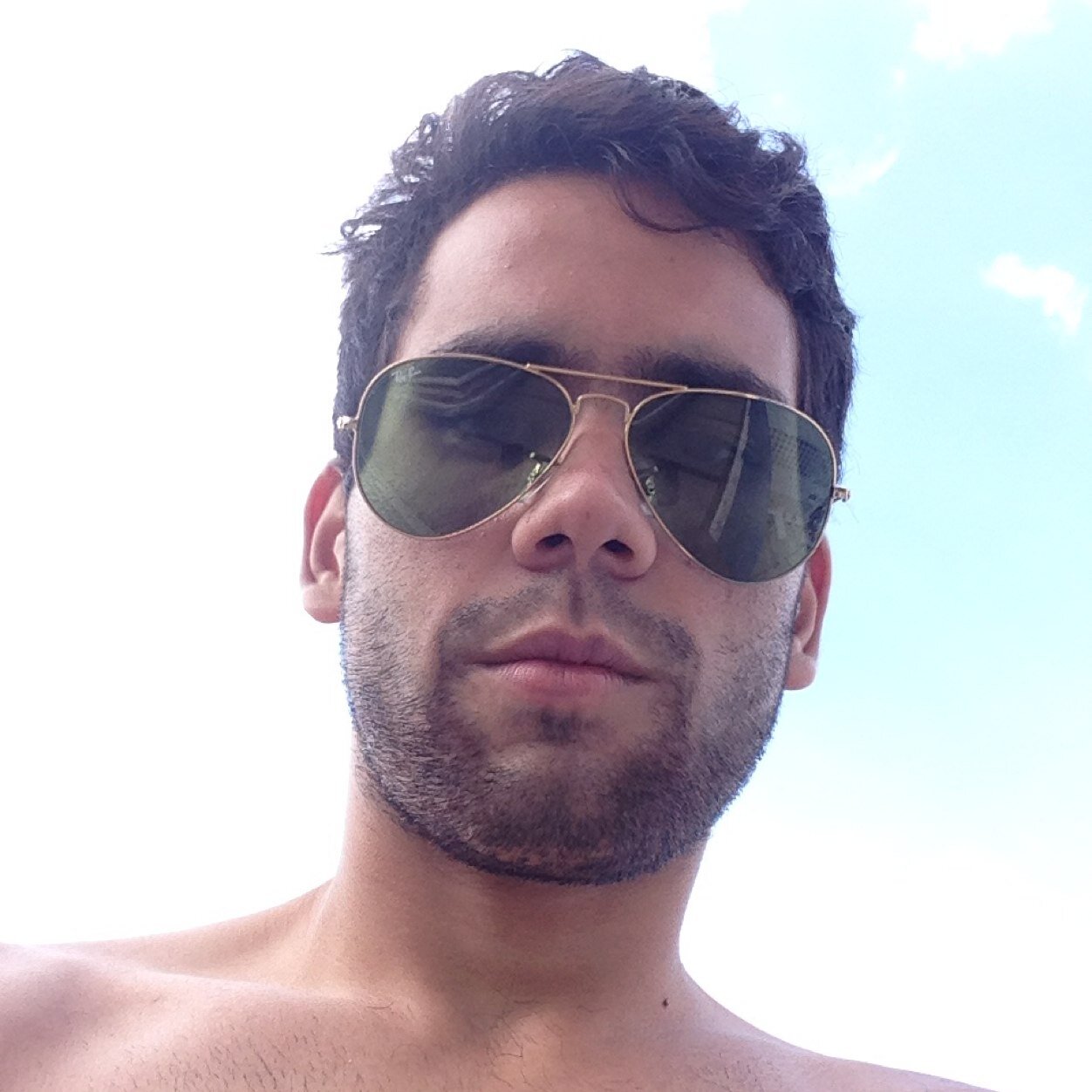 Estudiante de Medicina -Yo soy en mi mundo , quien quiero ser , me gusta salir y disfrutar de la juventud .