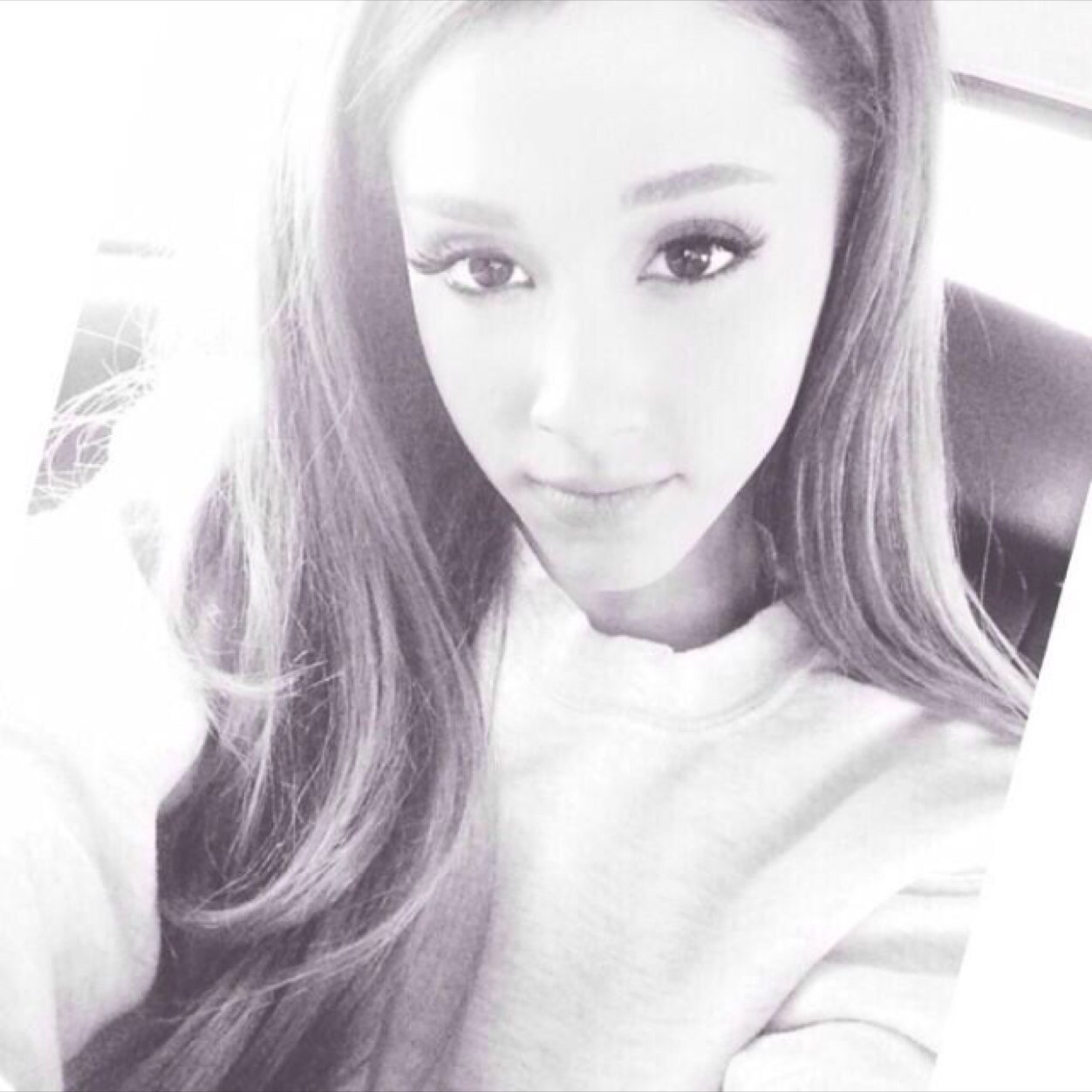 loving Ariana so much✌️