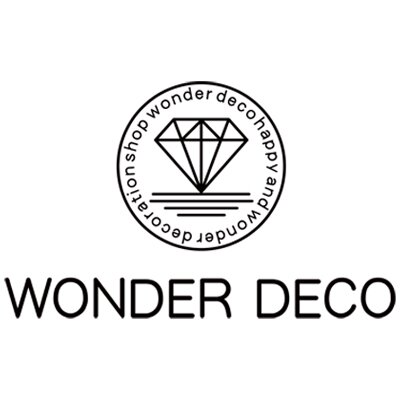 スワロフスキー・エレメントを中心に、
天然石や真珠を使用し,
Happy and Wonderをテーマとしたオリジナルデコレーショングッズを製作しています。