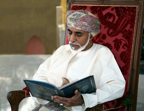 يحسدوني فيك سكان العليا...و الناس كلها تحسدك فيني...يا شبيه الشمس يا طلق المحيا...فيك و الله قلبي و عيني