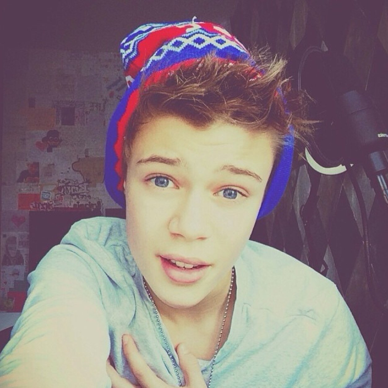 David's younger brother • I promise I'm not a bully• Sixteen • Hockey • @lilylopezx is mine.❤