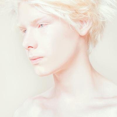Nacido en Francia y viviendo en España, gay y orgulloso de serlo^^,albino y  muy pronto modelo profesional.