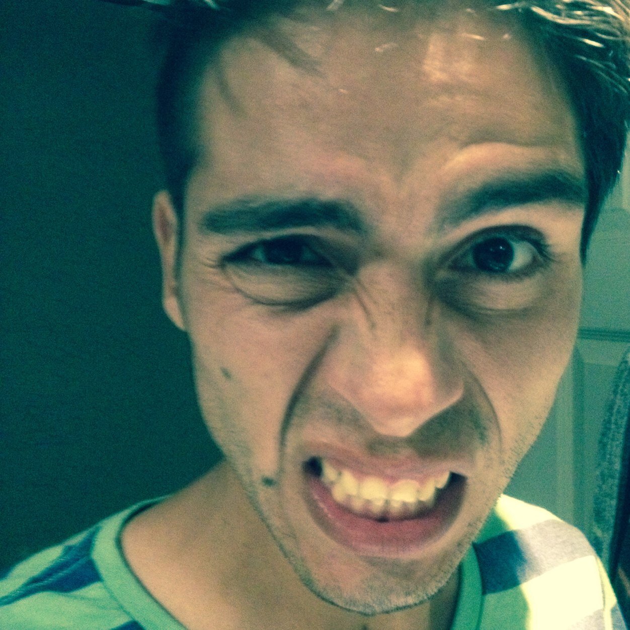 _Edu's profile picture. Activista por el pan con palta. Papá, hijo, profe y wn. A veces cuerdo y otras no recuerdo, también Psicólogo y runner de playa.