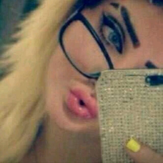 آشتآقلگ في غيآبگ وين م گنت
وآبقى آحبگ لو ديآرگ بعيدهہ3!