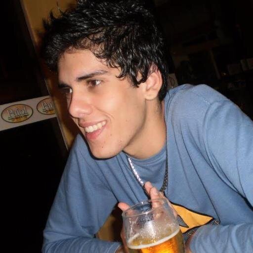 Fluente em Inglês e Alemão, Estudante de Direito, Sincero, Fiel , Chato, Ciumento, Tímido, Feliz ~