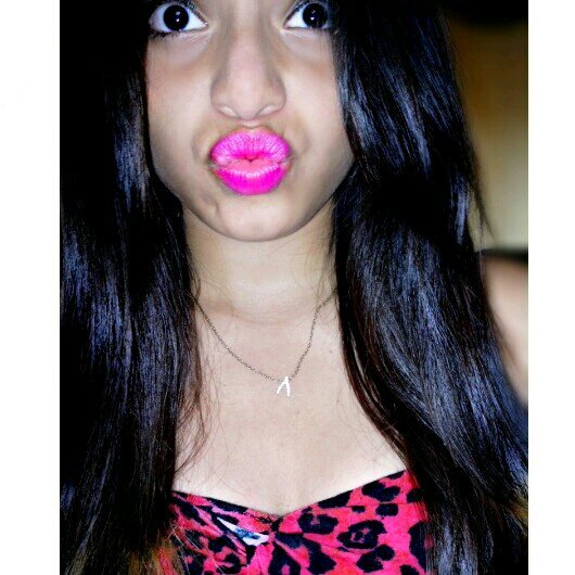 A SI SOY♥me encariño muy rápido, soy Muy sensible, me enojo rápido, me encanta estar con mis amigos, no soy nada normal & me rio de todo:)