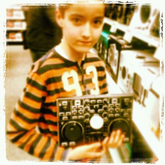 Dj novato q cada vez esta aprendiendo + del mundo DJ.¡¡¡¡¡¡¡Arriba el DJ!!!!!!