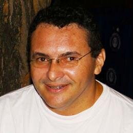 Graduado e pós graduado em Filosofia e Sociologia. Metido a revolucionário.