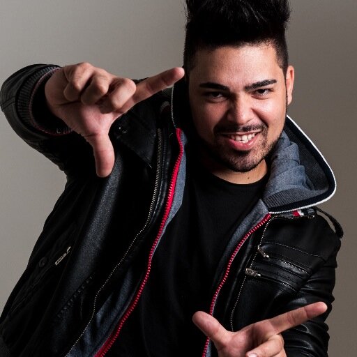 Sou cantor sertanejo desde 13 anos de idade, e não esqueço minhas raízes ...
Adoro estar no palco fazendo o que amo e o que sei fazer ...
essa é minha vida.