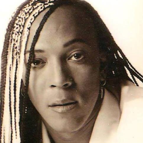 ARIEL CUMBA

Cantante cubano de incomparable trayectoria artística y profesional, artífice de la proyección internacional de la música cubana, el latin-jazz