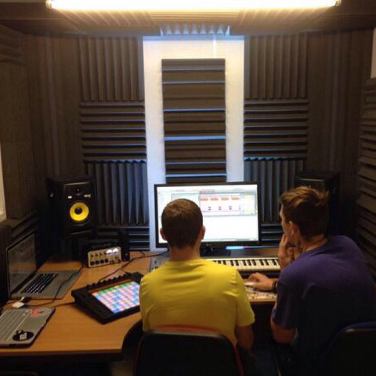 Im a young dj/producer trying to make out in the big world!
