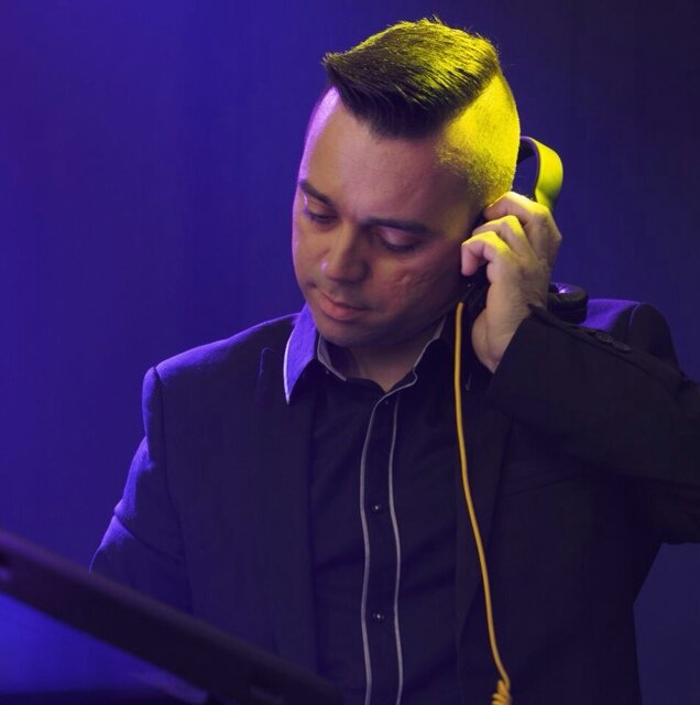 Tenemos la música más apropiada para tu fiesta, acompañada de los mejores animadores para garantizar el éxito.