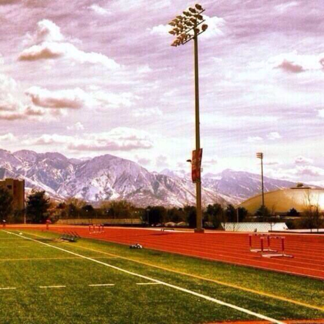 400mRunner_'s profile picture. Guy Runner Anon. Dont stop believing in life and yourself. #RunFastTurnLeft