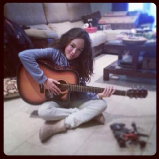 Bienvenidos al club de Fans de @mariaparradovoz Ganadora de #LAVOZKIDS un jueves 20/03/2014 y gran cantante. Primer disco  ya  a la venta   Me sigue :22/03/2014