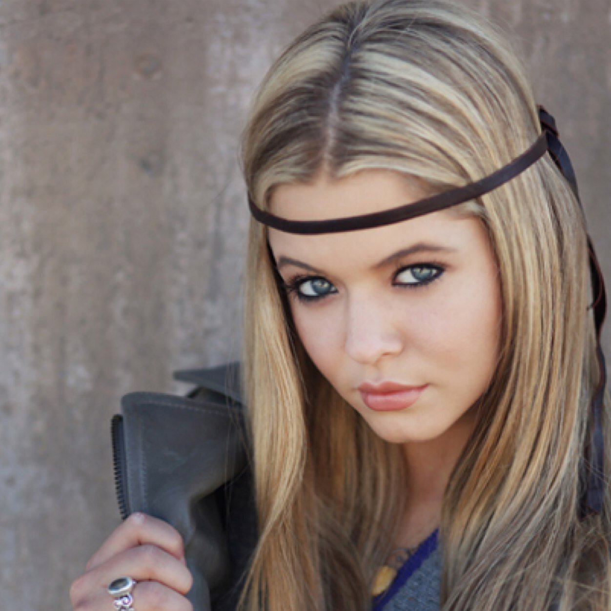 Ensign Ardra here, Step-sister to the Captain of the ship @CaptainKirk_SF he is all I have for family. /18+/