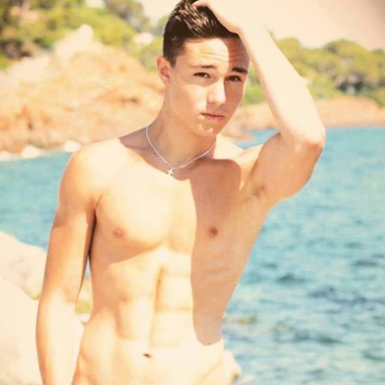 16 ans || Portugais || venez en privé je mord pas... ;)