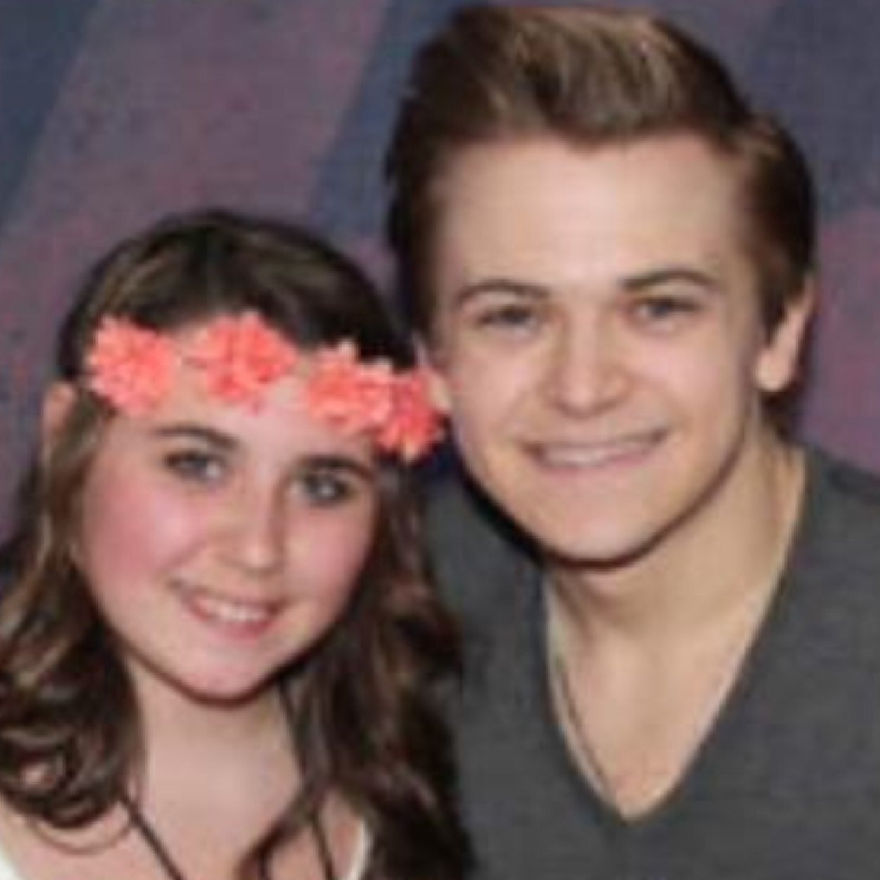 I LOVE HUNTER HAYES!! I wish he would follow me! I wish he would tweet me too!