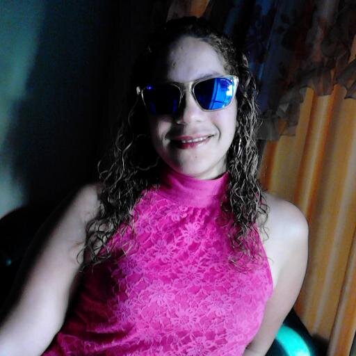 Mis niñas son los primero ,mi madre ,mi esposo y mi familia.... La humildad y la sinceridad es primordial la hipocresia no va y SONRIE a la vida Q ES BELLA