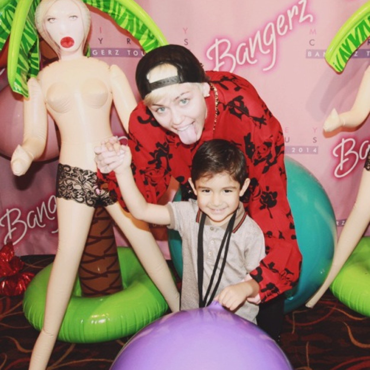 miley cyrus is a queen http://t.co/887mmVU8jQ CHECK IT OUT miley
