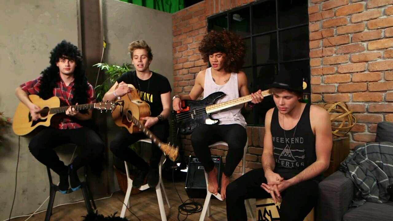 rugby/1D/ 5sos follow @vas_harrysmile plz