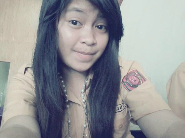 Nama : yuliana.                                               Kesukaan : Bola kristal dan boneka panda.  TTL : 21_3_1999 paray.