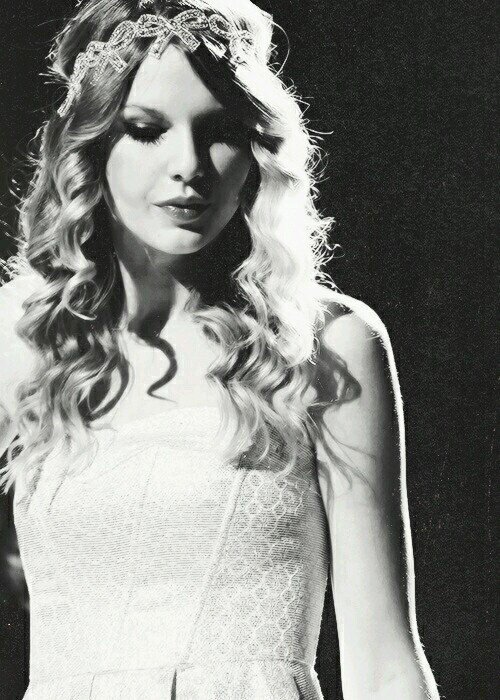 no one can't stop me from loving Taylor Swift ♡