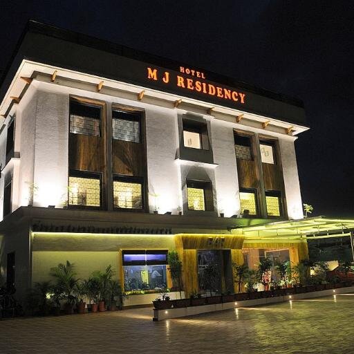 fully furnished rooms, restaurent, bar, banquet halls, best and delicious food server in the town