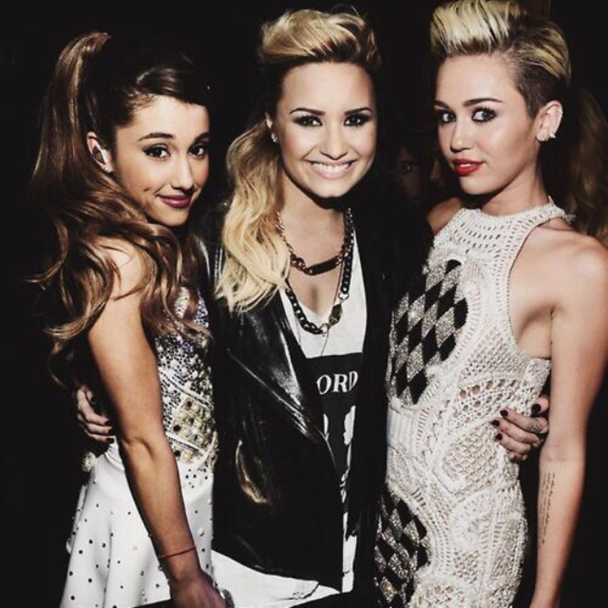 please follow @ihonordemetria ilysm
