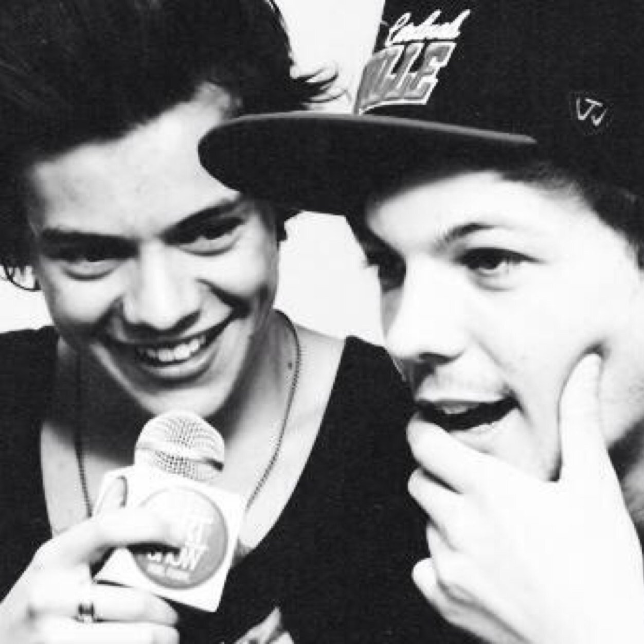 I ship Larry & Love Miley Cyrus❤️ My Old Account Got Hacked At 19.4k :(