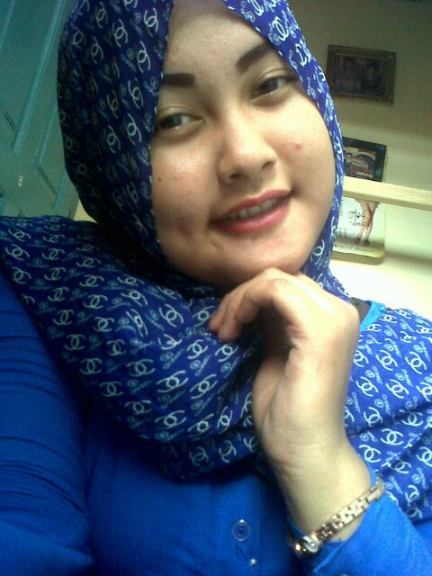 Nama:indah kirana sari anak ketiga dari tiga bersaudara dari bapak marsimin dan ibu nurhayani (masih ada keturunan darah biru walaupun sedikit :D )