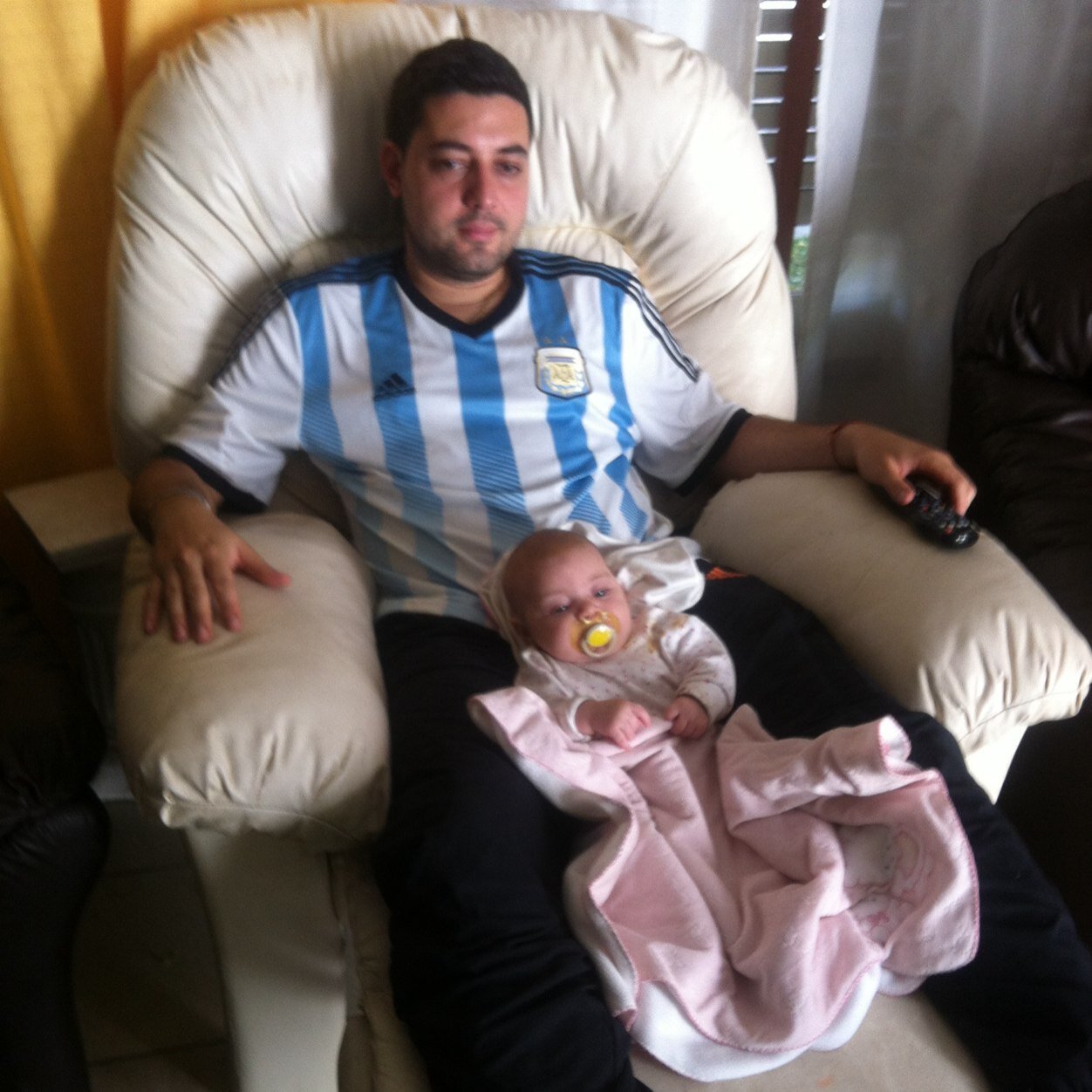 Cantante, papa de sofia y amante del futbol!!