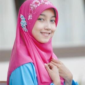 Just a little girl. I love Allah and my family. Follback yaa