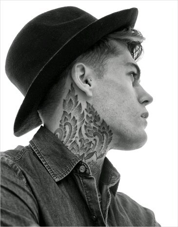 Un hijo de Hades más. Mi cuerpo es mi diario, y los tatuajes son mi historia. Bi[sexual]llonario. Serio y malhumorado, sí.