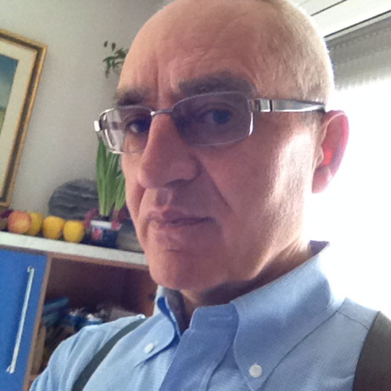 Ho 75 anni. sono interessato allo sviluppo scientifico, economico ed umano dell'Italia, dell'Europa e del nostro piccolo e martoriato mondo.