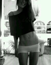 SrtaIreo's profile picture. 15. ▶ Vale, prometo no cortarme. *Dijo mientras cruzaba los dedos*.◀La vida es una puta mierda.