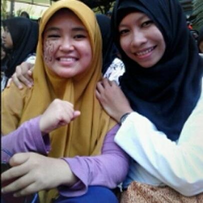 cinta Allah, 3 Rasulullah  { cinta mamah, Rani Zahro, dan bapak } gemar bershalawat, inshaAllah. ^_^