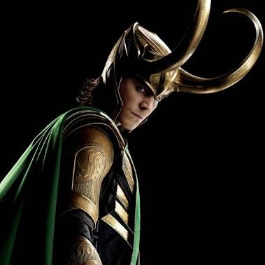 Soy Loki, cuyo capricho trae el derrumbamiento de Asgard. Soy Loki, cuya lengua era un yunque donde se forjaron las mentiras más agudas.