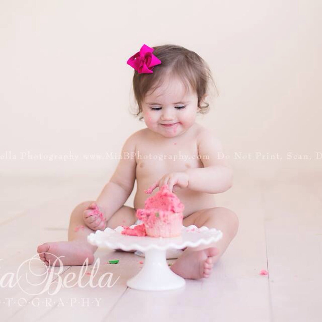 Mia Bella Photography, owned by Jilli Worth, a daylight boutique studio located at The Pointe in Butchertown. Specializing in newborn and child photography.