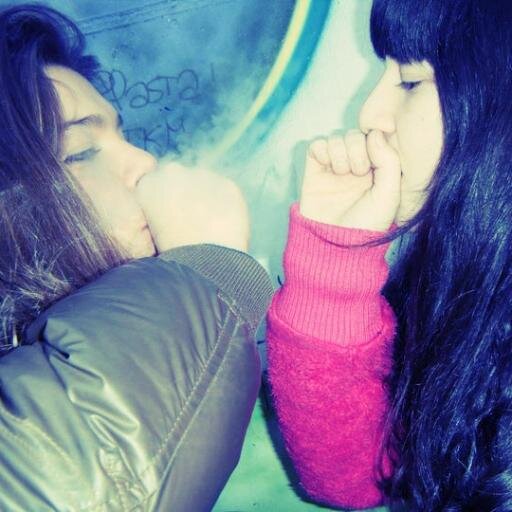 Lo común me quita lo corriente, Fumate mis tweets como métodos de inspiración.En un futuro quien sabe,nadie lo sabe.
Puceeela(: