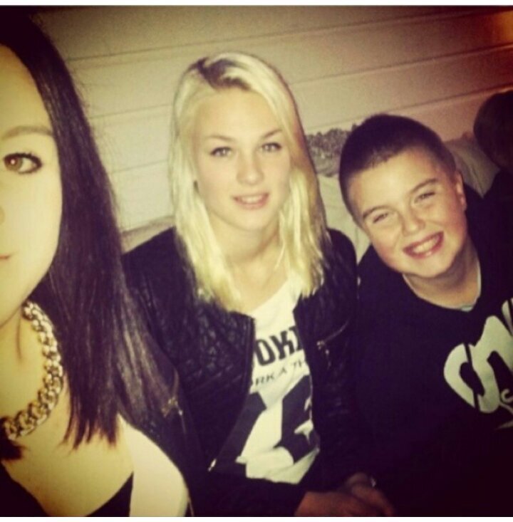 liefje, al 9 jaar beste vriendinnetjes ! zo veel leuke dingen met jou meegemaakt. je kan altijd bij me terrecht. ik hou van je ! kuss mirte
