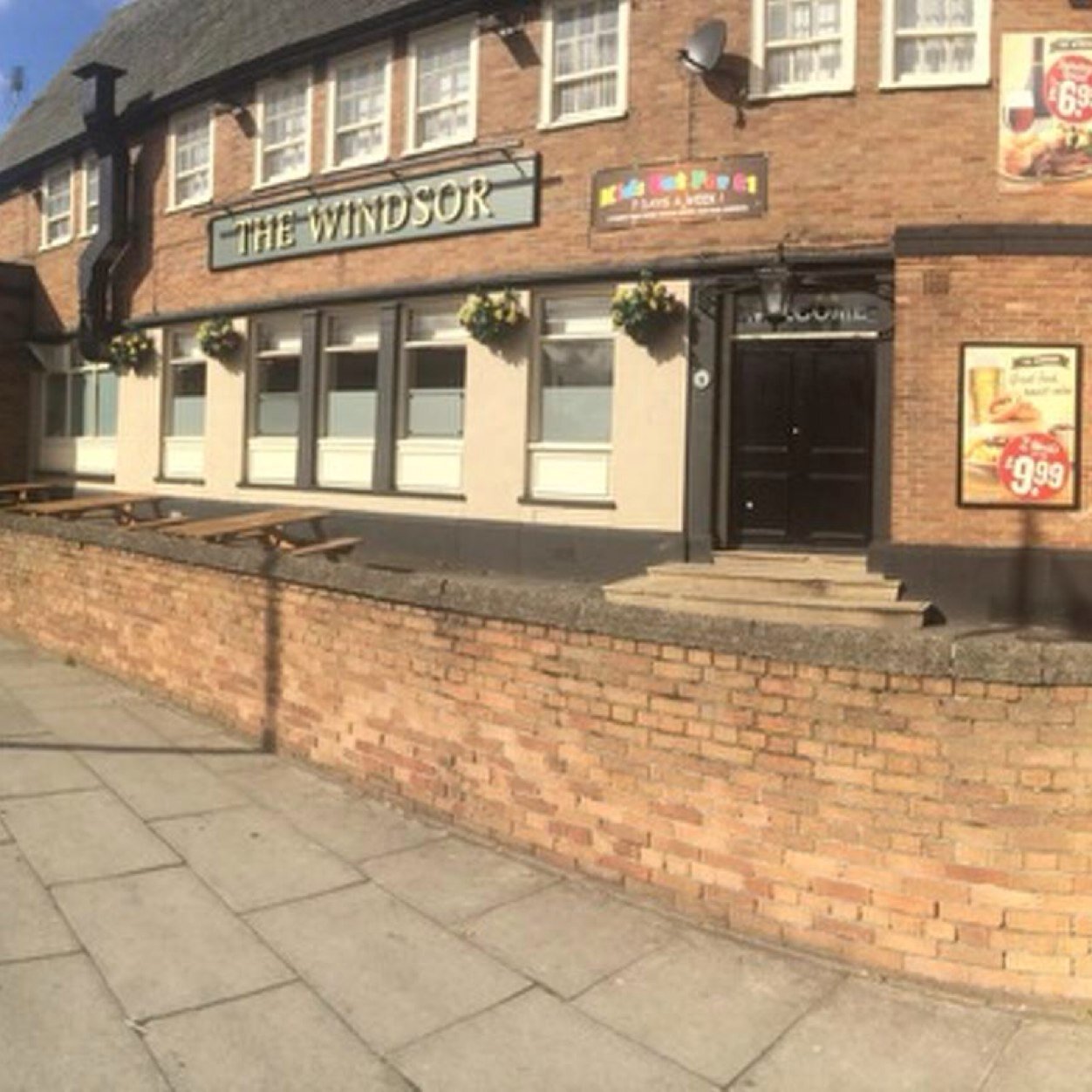 windsorcastle2's profile picture. Friendly atmosphere, accomodating to all our customers, food served daily, children welcome, car park available tel : 0151-521 4800