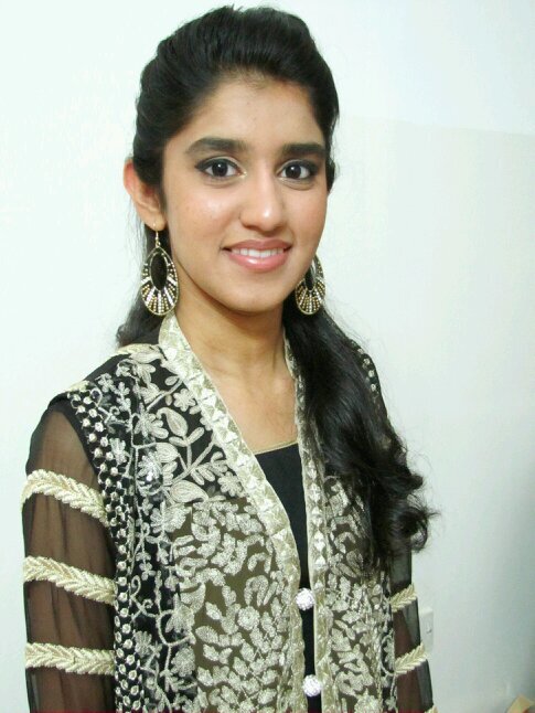 'Its not the load that breaks you, it's the way you carry it.' Pakistani. '97 born. Foodie. Cricket-crazy. Music ♡.