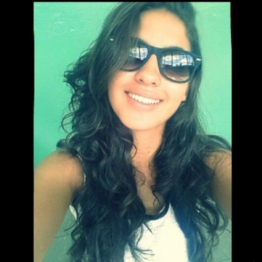 Uma menina q gosta muito de rir e fazer rir, serva de Deus, ama mt a familia, eh muito amiga e se quiser saber mais segue kkkkkk